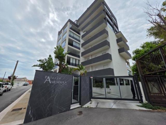Attico / Mansarda di 223 m con 5 locali in vendita a Bari