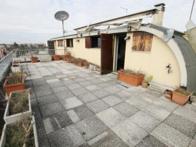 Attico / Mansarda di 251 m con 5 locali e box auto in vendita a Padova