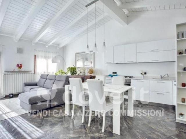 Attico / Mansarda di 77 m con 3 locali in vendita a Comerio