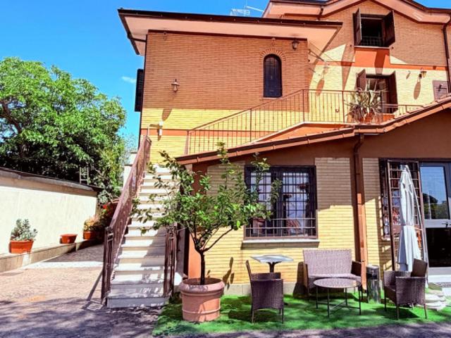 Attico QUADRILOCALE in affitto a Frascati Rm