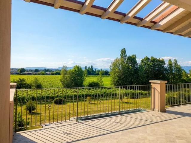 Attico Ristrutturato con Terrazza e Box