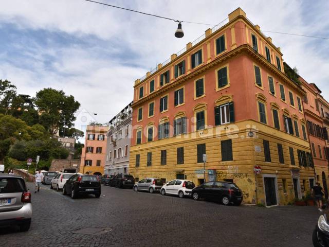 Attico via Giacomo Venezian, Trastevere, Roma