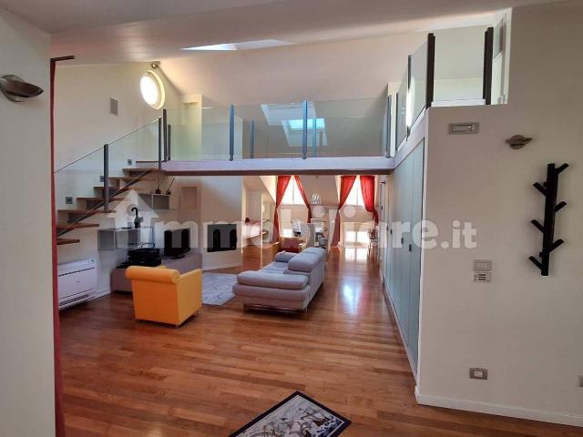 Attico via San Lazzaro 7, Borgo Teresiano, Trieste