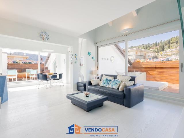 Attico vista mare con due terrazzi 106m² Alassio