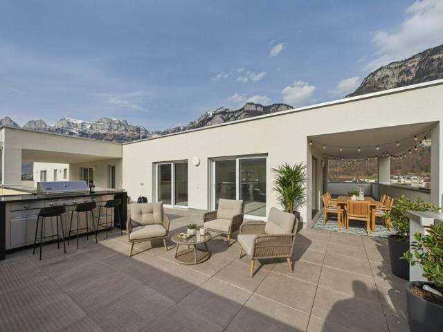 Attika Wohntraum über den Dächern 197 m² Terrasse mit Panorama Bergblick