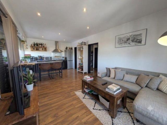 ATTIQUE: Appartement T2 meublé de 58 m² avec terrasse, GARAGE et CAVE