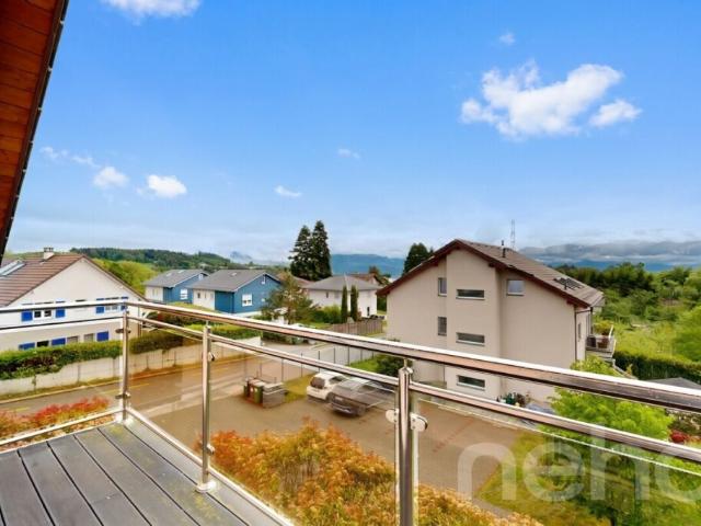 Attique contemporain traversant avec grand balcon et vue dégagée