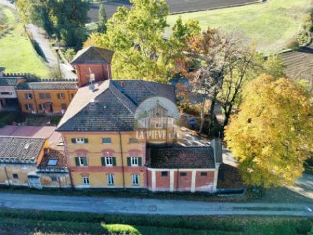 Attivit / Licenza di 1500 m con più di 5 locali in vendita a Tortona