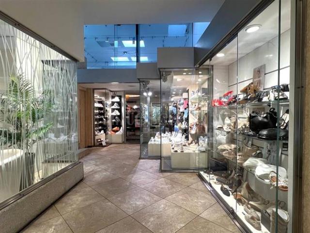 Attività Commerciale di 55 mq a Centro Storico Sirmione