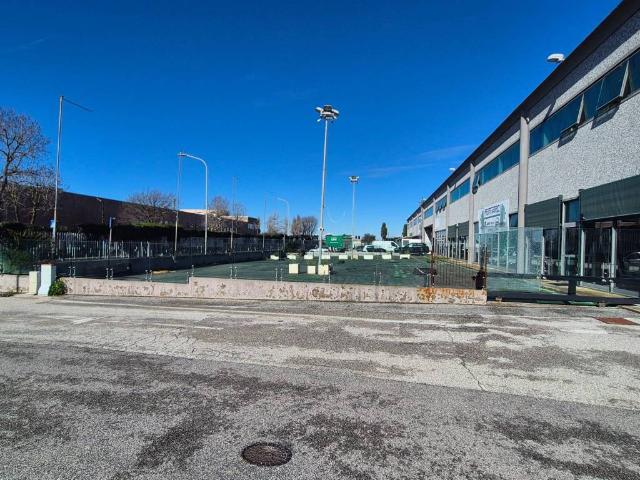 Attività / Licenza in affitto a Pomezia RM