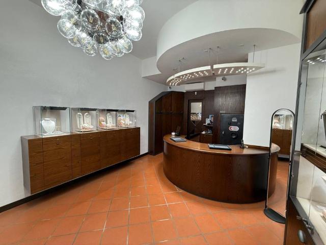 Attività / Licenza in vendita a Follonica GR
