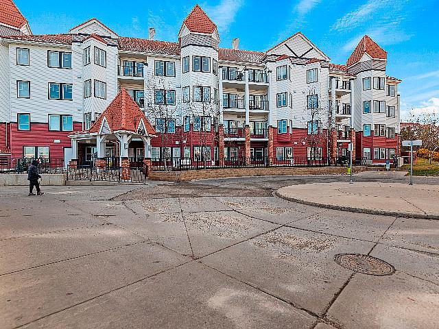 Attn 1st Time Buyers! 2 Bed 2 Bath Condo In Nw Calgary!