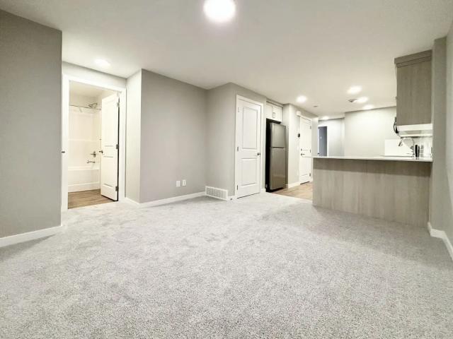 Attractive Newly 2 Bed+1 Bath Legal 2nd suite in Livingston