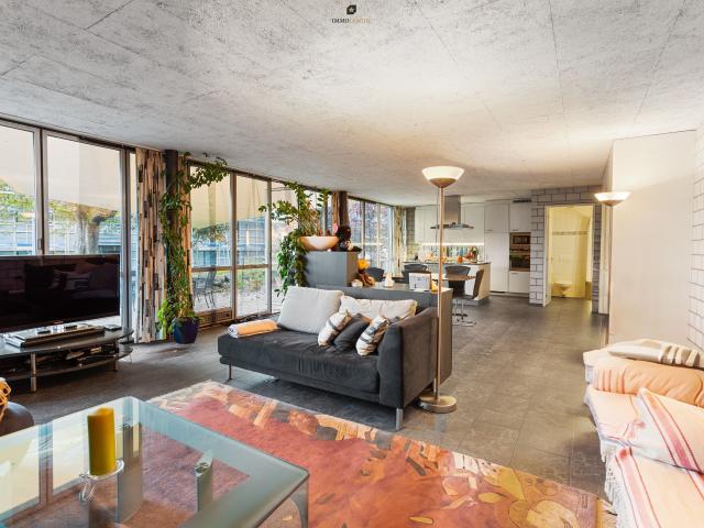 Attractive apartment building with versatile usage options | dreamo. Ch