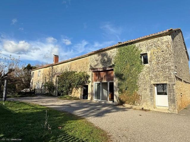 Attractive Ensemble Immobilier de Deux Maisons Sur 1,5 Hecta. 224m² Saint Sulpice de Ruffec