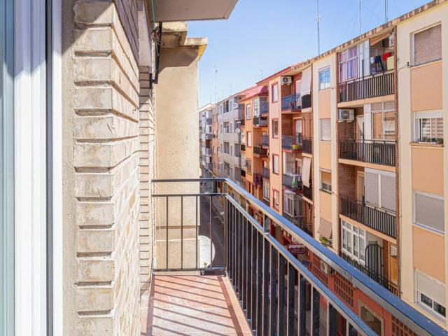 Attractive single bedroom with balcony