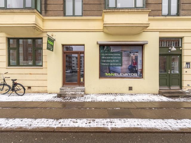 Attraktiv erhvervsandel med stor synlighed. højt til loftet og egen gårdadgang – midt på Frederiksberg