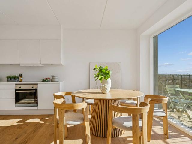 Attraktiv moderne 4 værelses lejlighed med altan