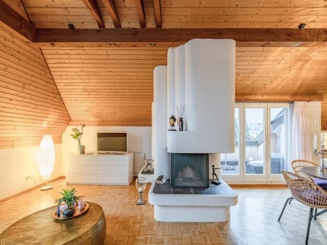 ATTRAKTIV UND HELL: 2.5 ZIMMER DACHWOHNUNG
