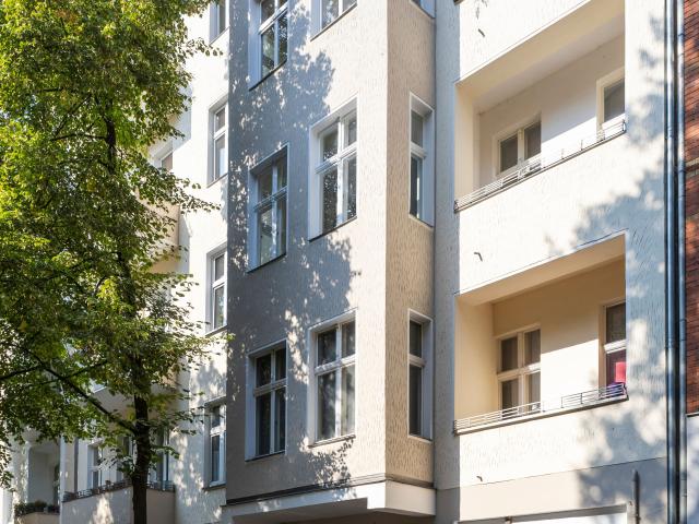 Attraktive Altbau Kapitalanlage im Reuterkiez: 2 Zimmer Wohnung mit zwei Balkonen