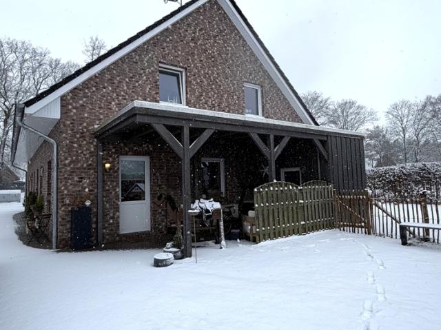 Attraktive Doppelhaushälfte mit Garten und Carport