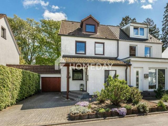 Attraktive Doppelhaushälfte mit Wintergarten, Garage und EBK im Herzen von Schenefeld