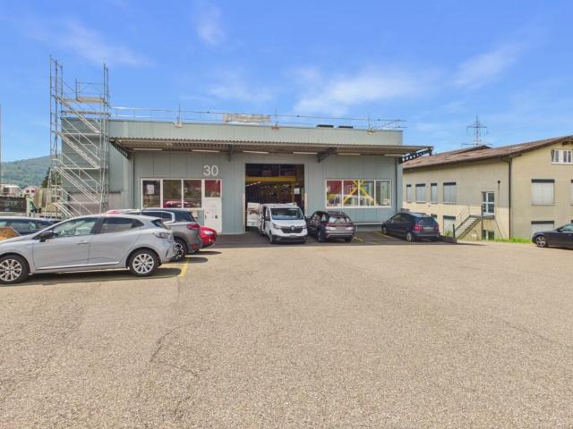 Attraktive Gewerbefläche mit Nasszone und Parkplatz / Strom & Wasser inklusive