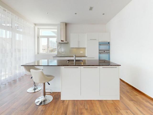 ATTRAKTIVE HOCHPARTERREWOHNUNG MIT HAUS IM HAUS CHARAKTER