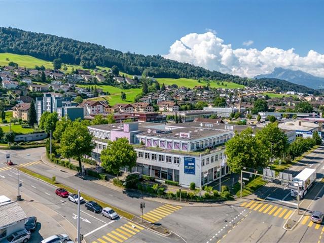 Attraktive Ladenfläche im befahrenen Zentrum von Dierikon direkt an der Autobahn