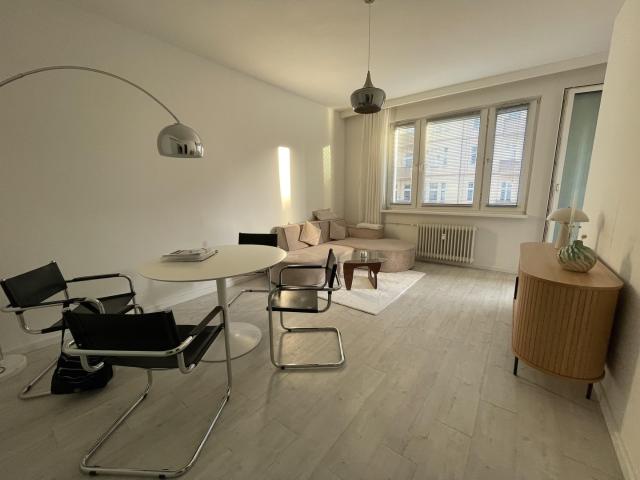 Attraktive, renovierte 2 Zimmer Wohnung mit Balkon in Berlin Friedenau Saarstraße
