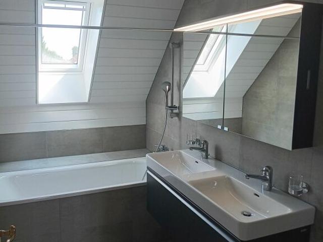 Attraktive und grosszügige 4 Zimmer Dachwohnung mit Galerie, 143 m² Wohnfläche. Die Wohnung überzeugt mit einem hellen, offenen Raumkonzept sowie einer neuen, modernen Küche und einem stilvoll re …