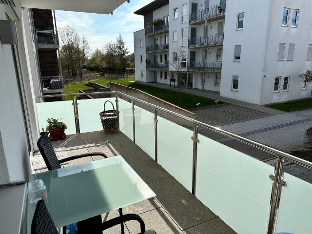 Attraktive und neuwertige 4 Zimmer Wohnung mit Balkon und TG Platz