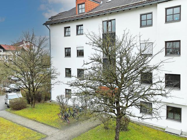 Attraktive unvermietete 2 Zimmer Gartenwohnung, Einbauküche, TG Stellplatz, bei München Germering!