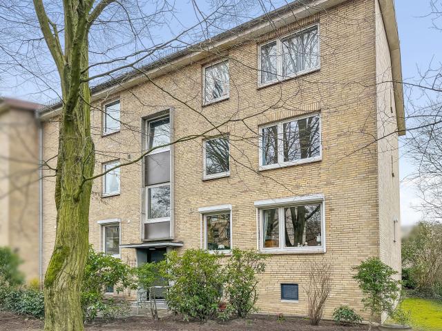 Attraktive 2,5 Zimmer Eigentumswohnung mit sonniger Terrasse und zwei Garagen in Hamburg Rahlstedt