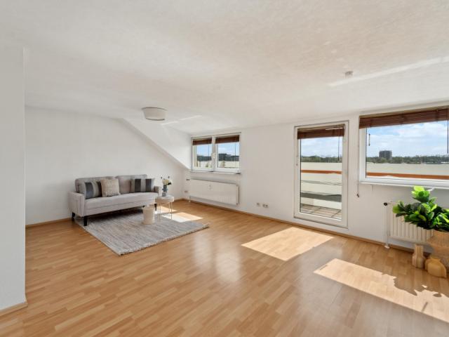 Attraktive 2,5 Zimmer Wohnung im Dachgeschoss mit Weitblick |