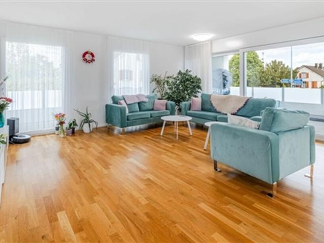 ATTRAKTIVE 3.5 ZIMMER WOHNUNG IN STEUERGÜNSTIGER GEMEINDE NAH AM SEE