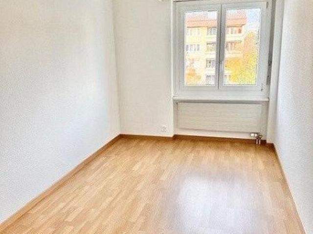 Attraktive 3.5 Zimmer Wohnung mit moderner Küche und Blick ins Grüne
