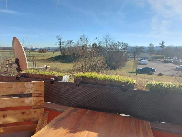 Attraktive 3 Zimmer Wohnung mit Loggia und Blick ins Grüne