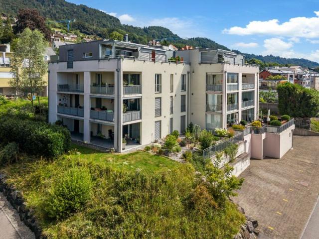 Attraktive 4.5 Zimmer Wohnung mit grosszügiger Terrasse, Garage und Aussenparkplatz