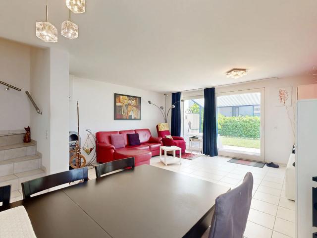 Attraktive 4.5 Zimmer Triplex Wohnung mit Garage und schönem Garten