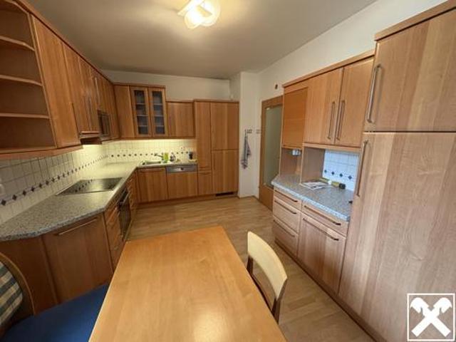 Attraktive 4 Zimmer Wohnung mit Loggia & Tiefgaragenplatz