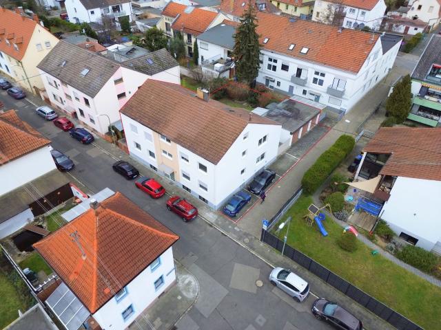 Attraktives 6 Familienhaus mit 3 Garagen und 3 Stellplätzen