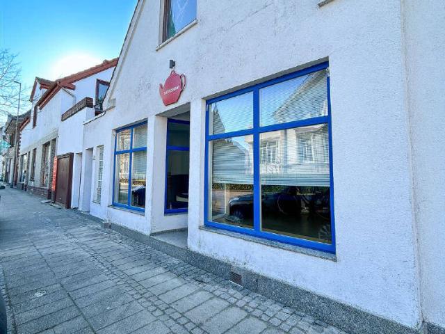 Attraktives 1 2 Familienhaus mit vielseitiger Gewerbeeinheit