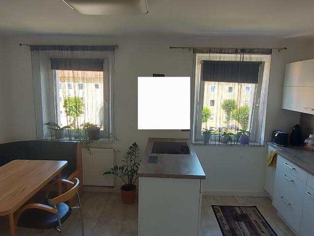 attraktives wohnumfeld und helle atmosphäre im obersten stockwerk: moderne 3 zimmer wohnung überzeugt mit großzügigen räumen, viel tageslicht und hohem wohnkomfort!