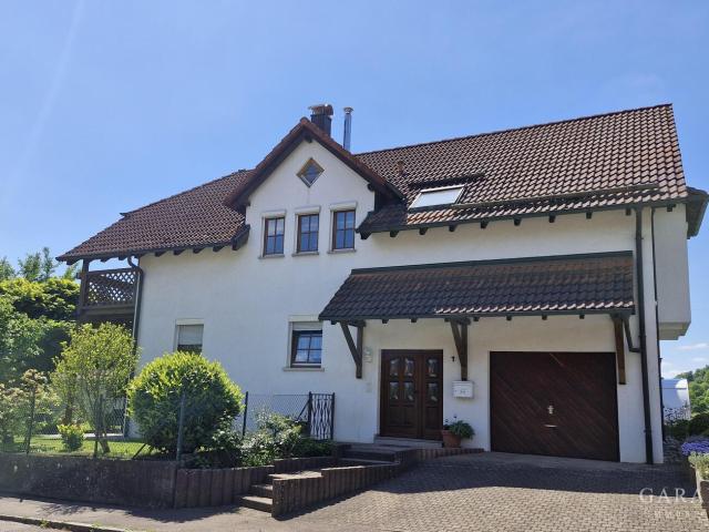 Attraktives Zweifamilienhaus mit besonderem Wohnambiente!