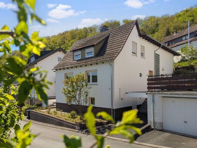 Attraktives Ein bis Zweifamilienhaus mit flexiblem Raumkonzept und Sauna