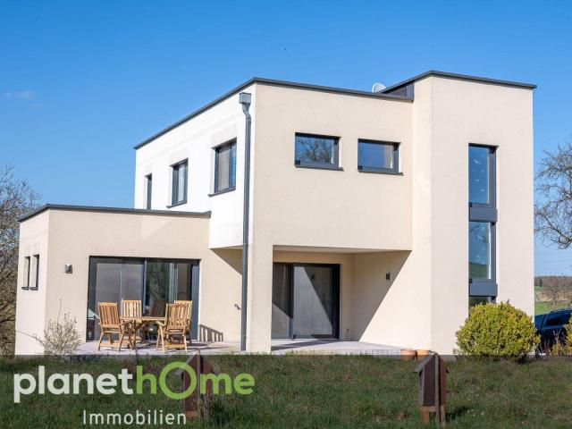 Attraktives Einfamilienhaus im Bauhaus Stil auf einem großen, naturbelassenen Grundstück