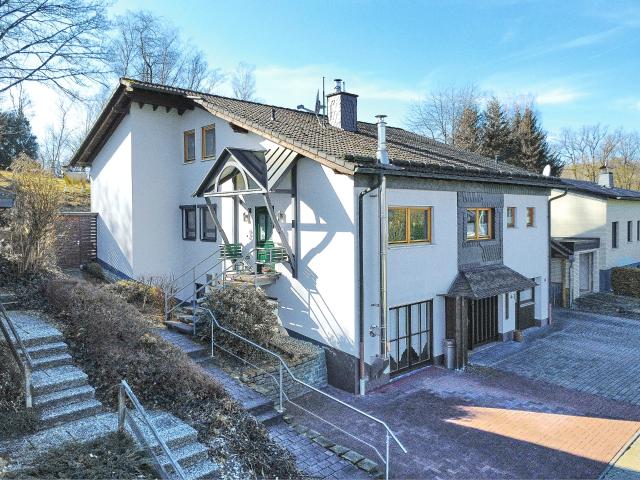 Attraktives Einfamilienhaus mit Einliegerwohnung in ruhiger Höhenlage von Gummersbach Derschlag!