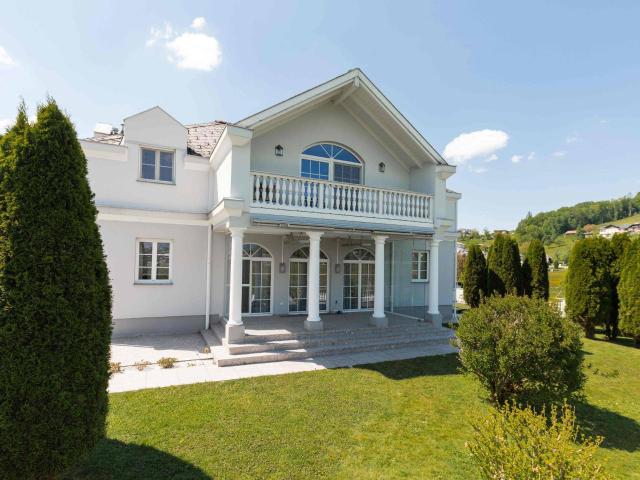 Nur wenige Fahrminuten zum malerischen Traunsee: Attraktives Einfamilienhaus mit Pool in sonniger Ruhelage