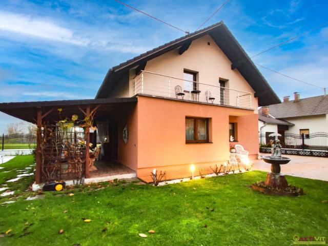 Attraktives Einfamilienhaus mit Terrasse, Balkon & Pool in Altheim